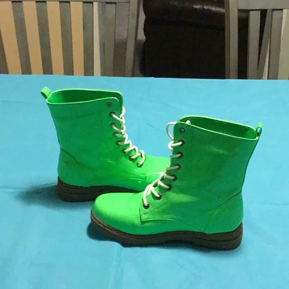 Size 6.5 green boots. Rarely worn. Slightly above ankle. Fun fashion! - Picture 8 of 8